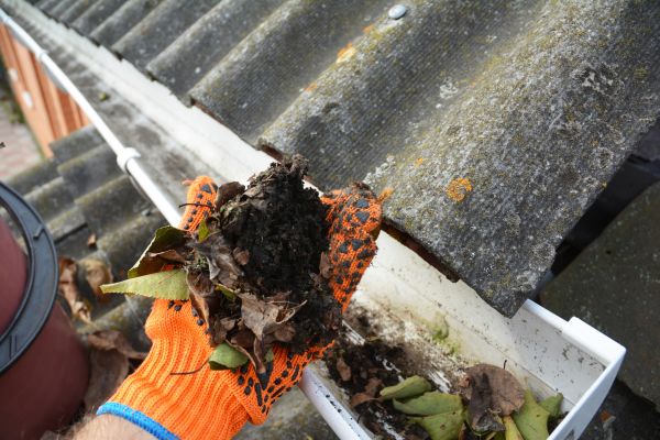 Seamless Gutter Cleaning in Yuba City